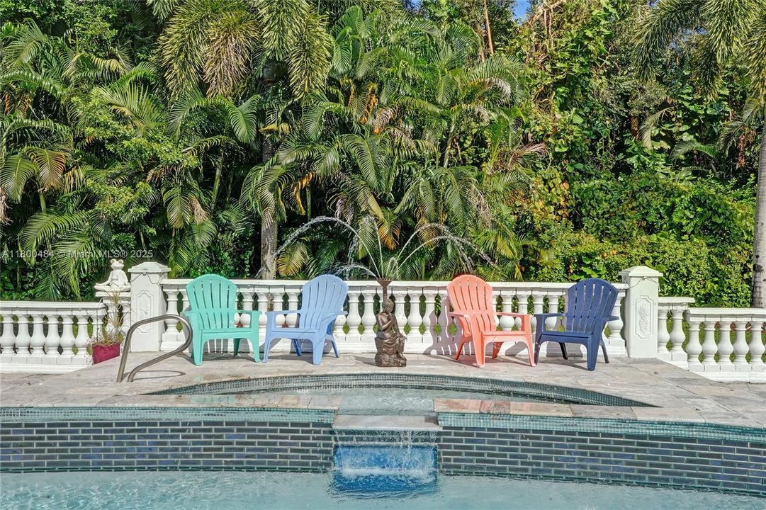 合同活跃: $1,600,000 (5 贝兹, 3 浴室, 4128 平方英尺)