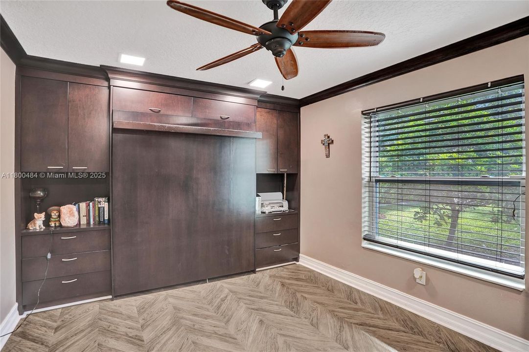 合同活跃: $1,600,000 (5 贝兹, 3 浴室, 4128 平方英尺)