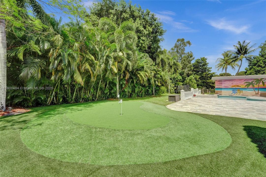 合同活跃: $1,600,000 (5 贝兹, 3 浴室, 4128 平方英尺)