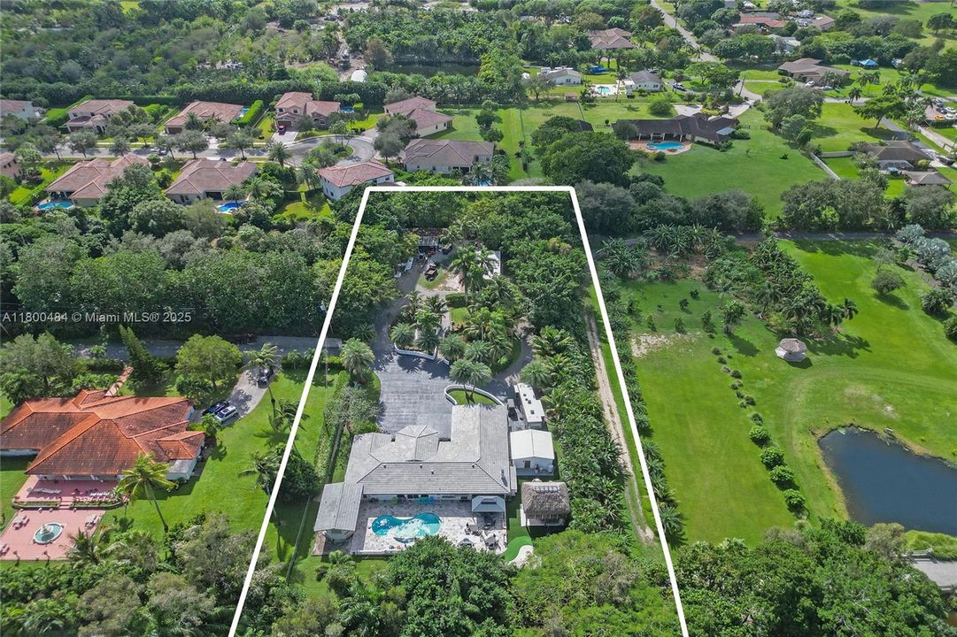 合同活跃: $1,600,000 (5 贝兹, 3 浴室, 4128 平方英尺)