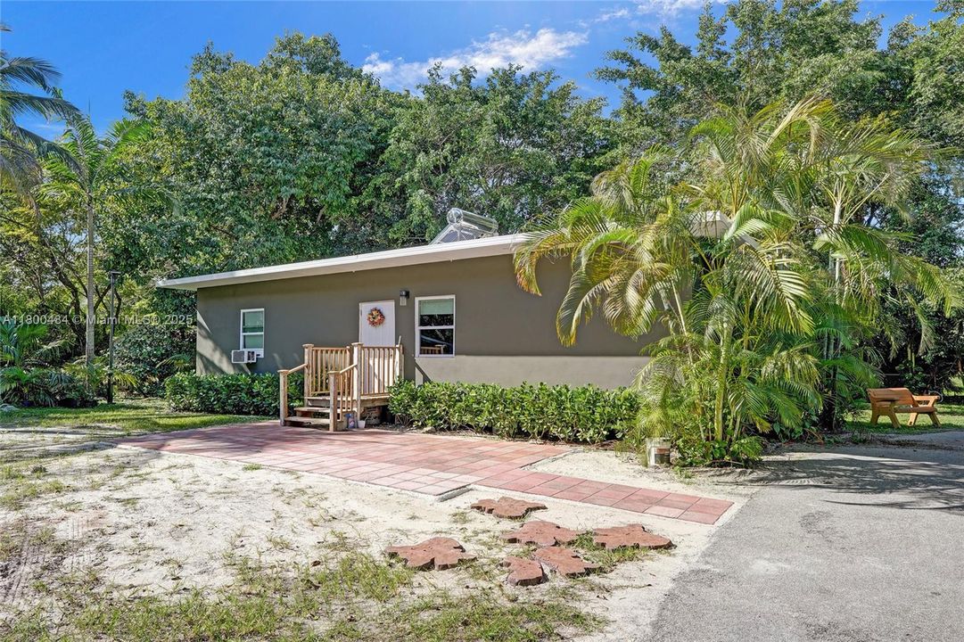 合同活跃: $1,600,000 (5 贝兹, 3 浴室, 4128 平方英尺)