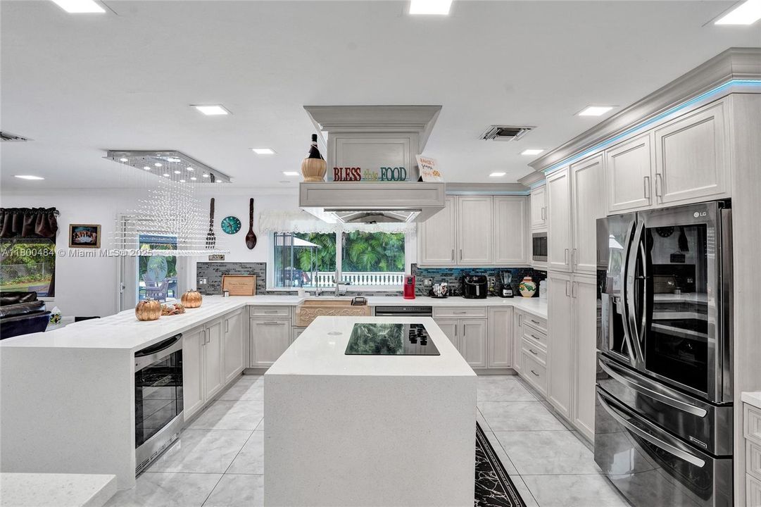 合同活跃: $1,600,000 (5 贝兹, 3 浴室, 4128 平方英尺)