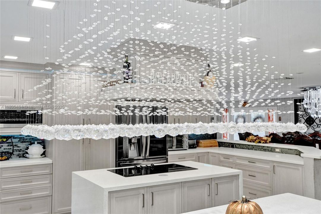 合同活跃: $1,600,000 (5 贝兹, 3 浴室, 4128 平方英尺)