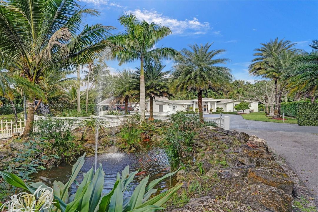 合同活跃: $1,600,000 (5 贝兹, 3 浴室, 4128 平方英尺)