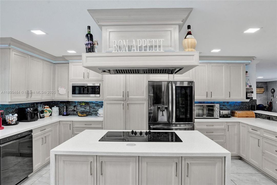 合同活跃: $1,600,000 (5 贝兹, 3 浴室, 4128 平方英尺)