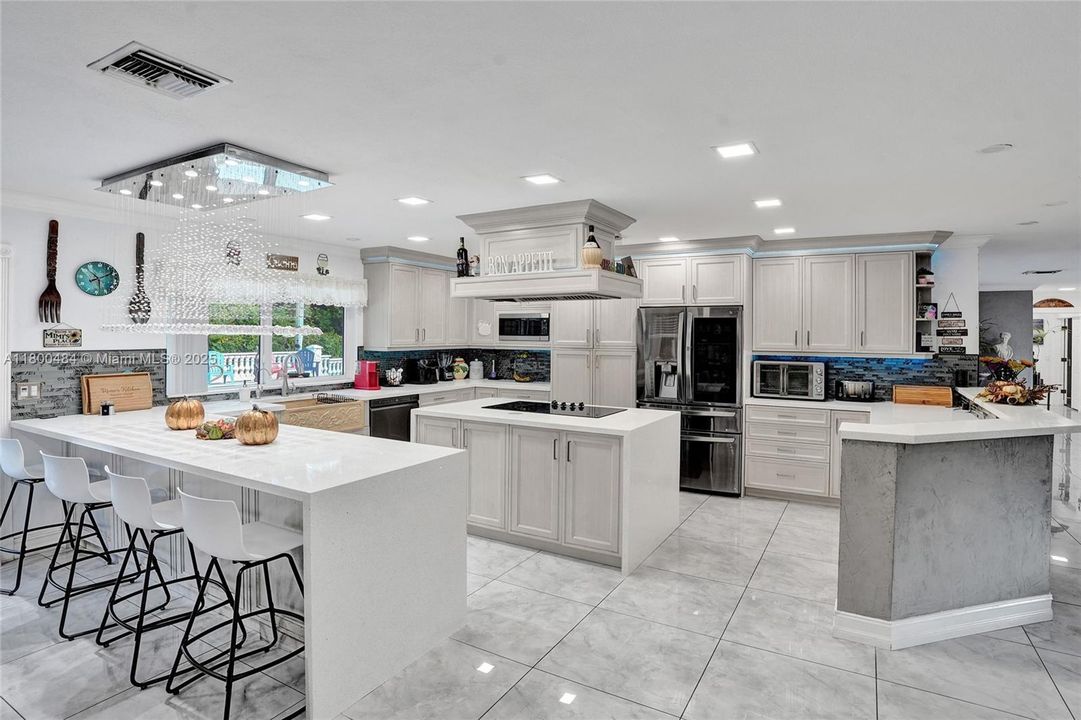 合同活跃: $1,600,000 (5 贝兹, 3 浴室, 4128 平方英尺)