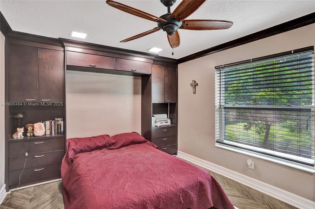 合同活跃: $1,600,000 (5 贝兹, 3 浴室, 4128 平方英尺)