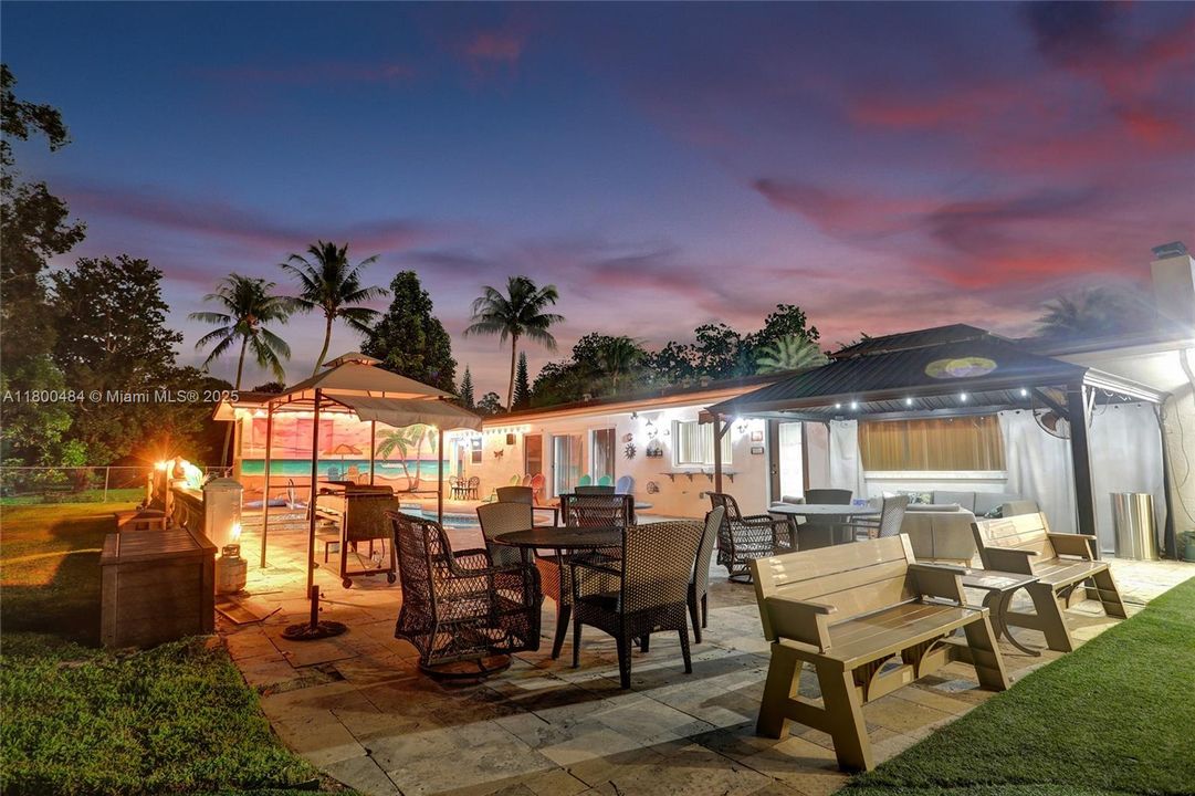 合同活跃: $1,600,000 (5 贝兹, 3 浴室, 4128 平方英尺)