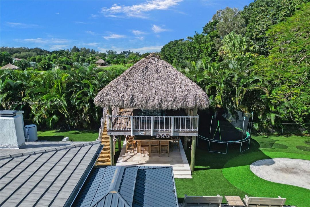 合同活跃: $1,600,000 (5 贝兹, 3 浴室, 4128 平方英尺)