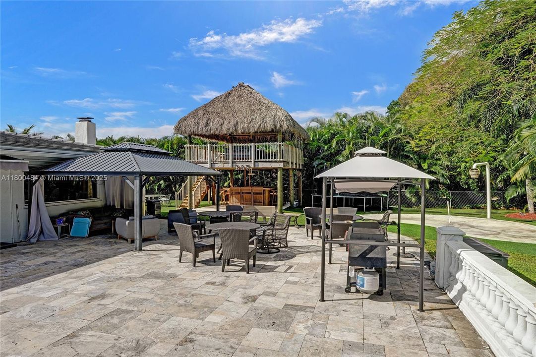 合同活跃: $1,600,000 (5 贝兹, 3 浴室, 4128 平方英尺)