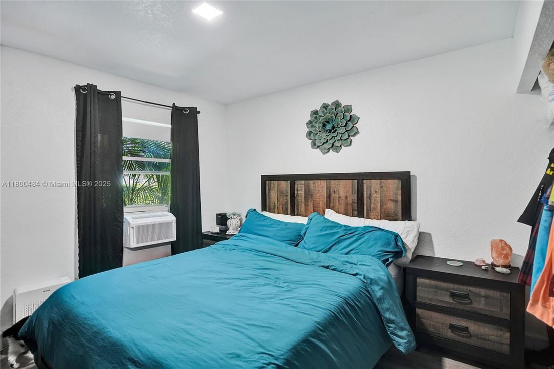 合同活跃: $1,600,000 (5 贝兹, 3 浴室, 4128 平方英尺)