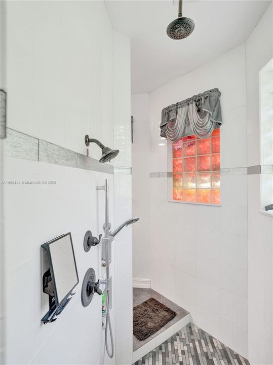 合同活跃: $1,600,000 (5 贝兹, 3 浴室, 4128 平方英尺)