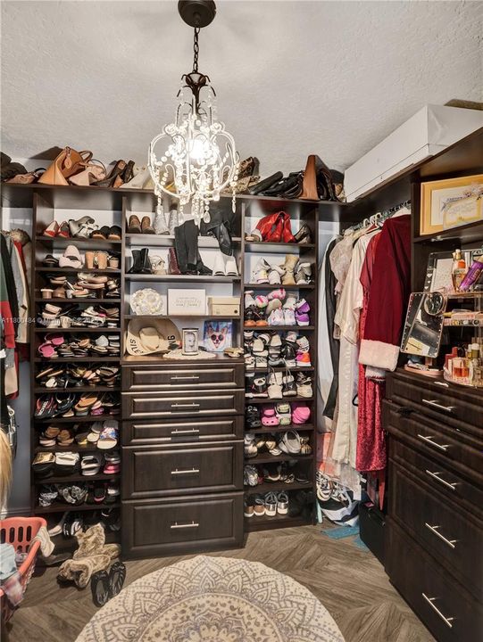 合同活跃: $1,600,000 (5 贝兹, 3 浴室, 4128 平方英尺)