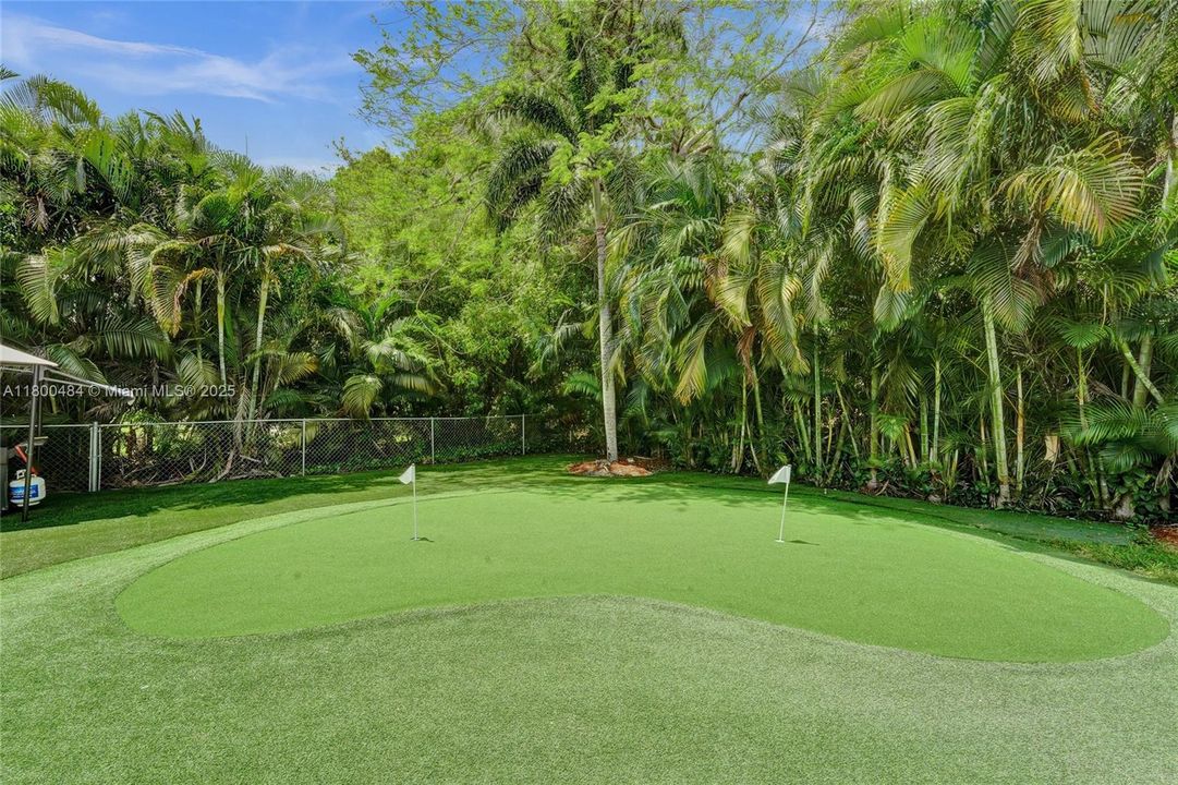 合同活跃: $1,600,000 (5 贝兹, 3 浴室, 4128 平方英尺)