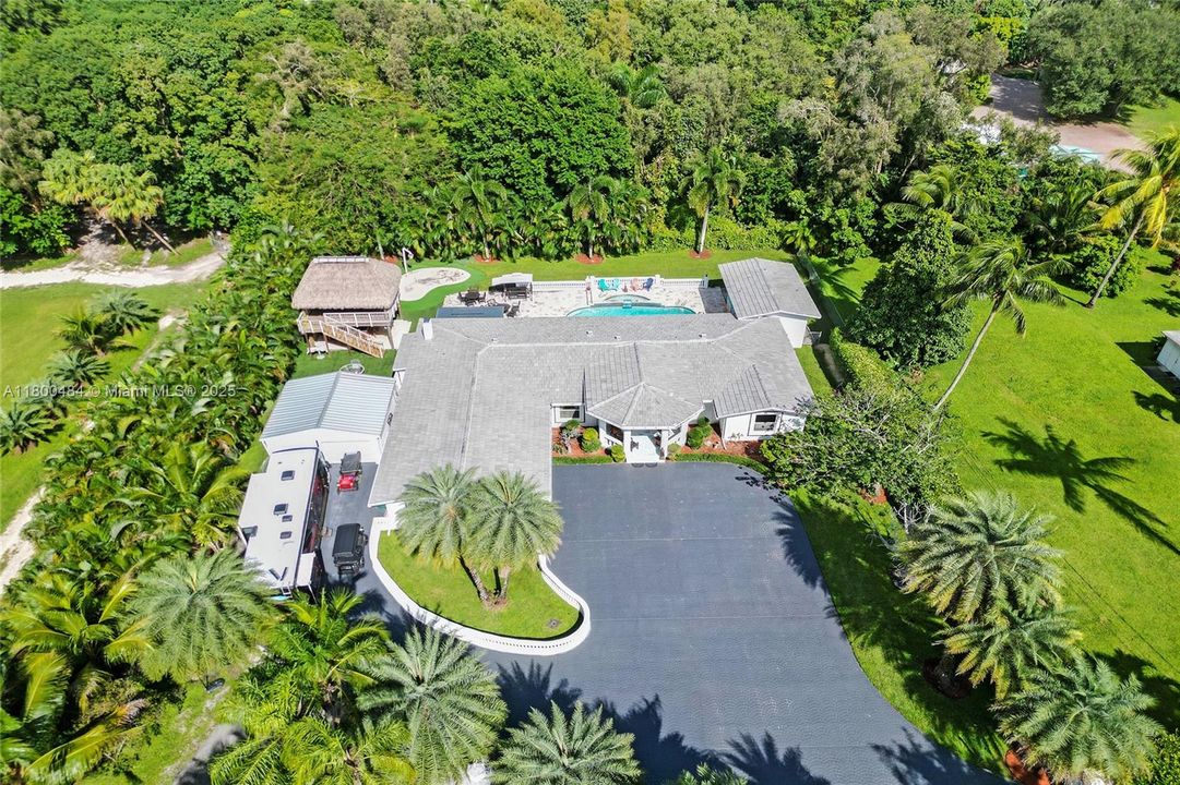 合同活跃: $1,600,000 (5 贝兹, 3 浴室, 4128 平方英尺)