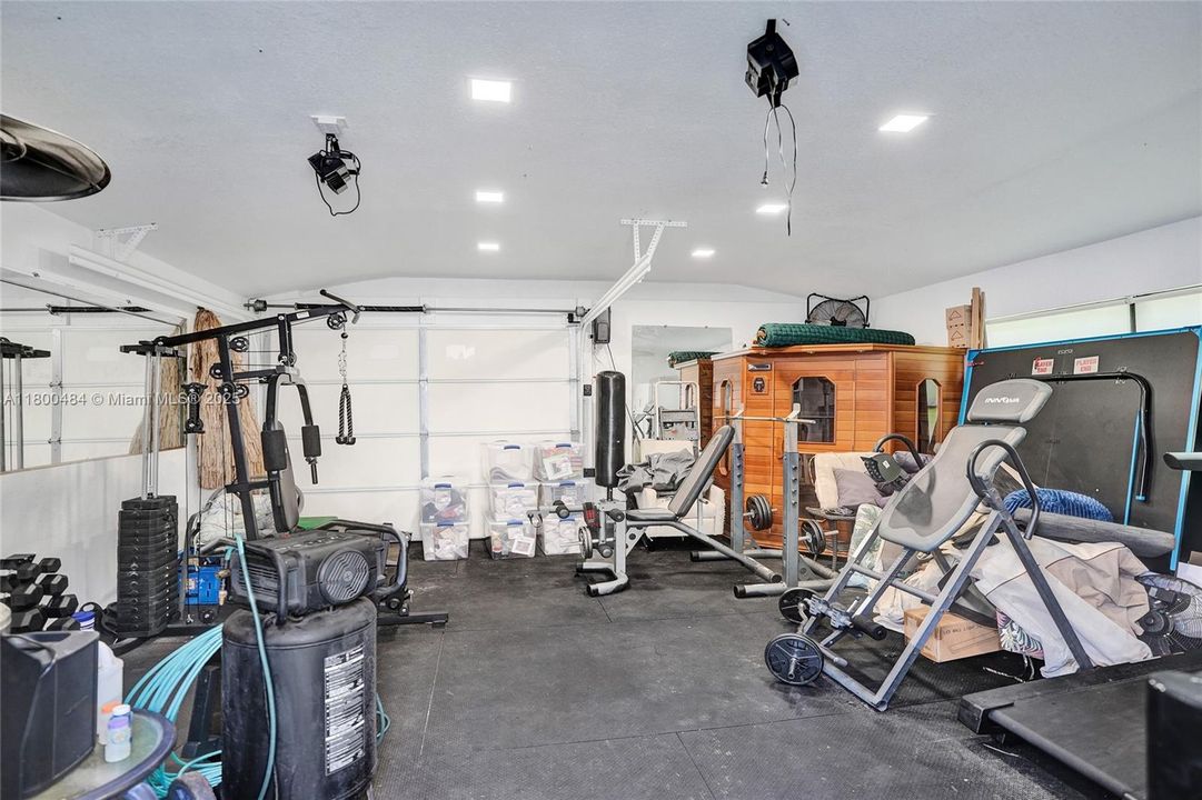 合同活跃: $1,600,000 (5 贝兹, 3 浴室, 4128 平方英尺)