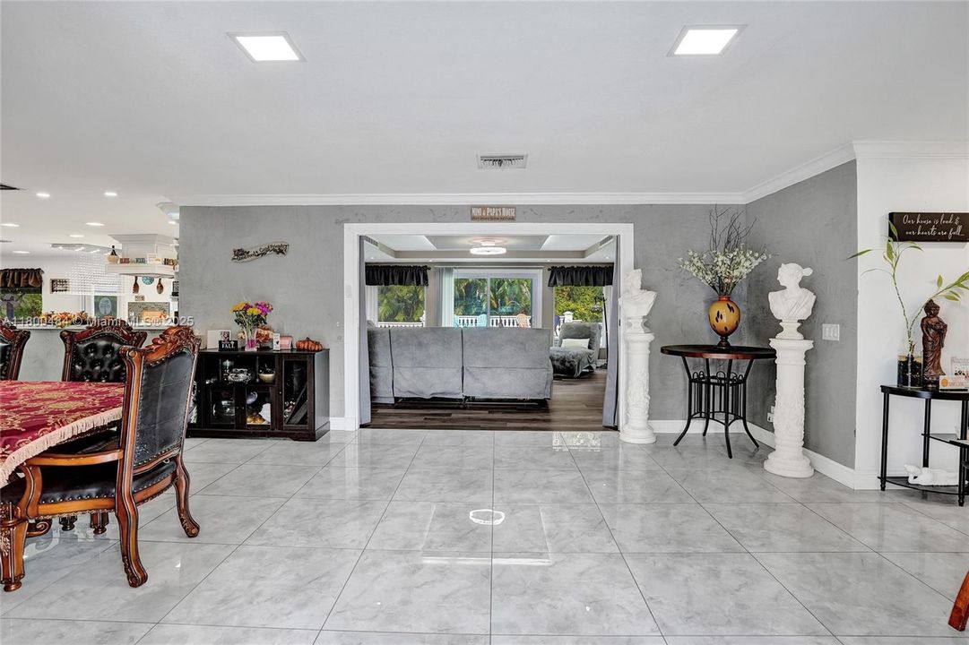 合同活跃: $1,600,000 (5 贝兹, 3 浴室, 4128 平方英尺)