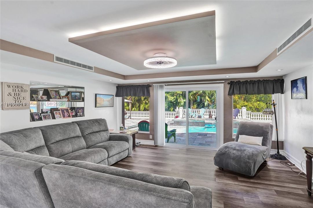 合同活跃: $1,600,000 (5 贝兹, 3 浴室, 4128 平方英尺)