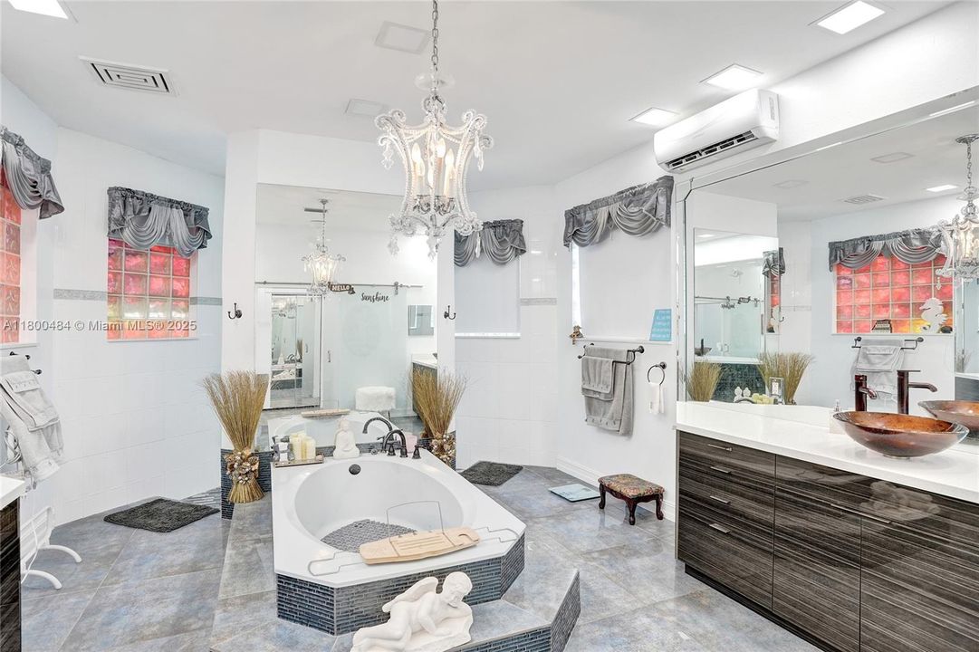 合同活跃: $1,600,000 (5 贝兹, 3 浴室, 4128 平方英尺)