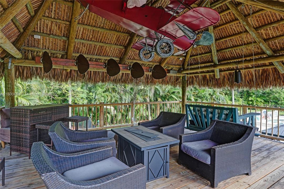 合同活跃: $1,600,000 (5 贝兹, 3 浴室, 4128 平方英尺)