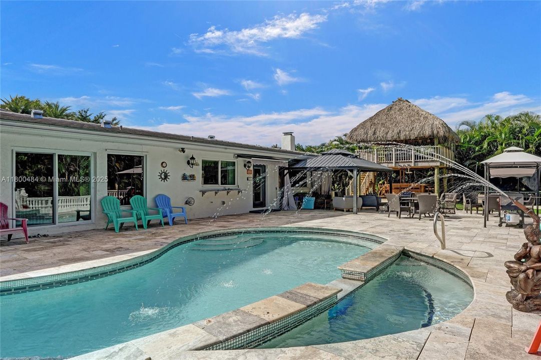 合同活跃: $1,600,000 (5 贝兹, 3 浴室, 4128 平方英尺)