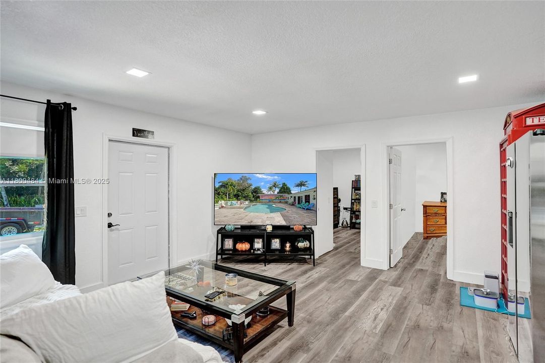 合同活跃: $1,600,000 (5 贝兹, 3 浴室, 4128 平方英尺)