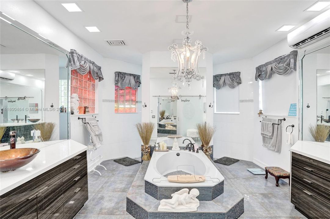 合同活跃: $1,600,000 (5 贝兹, 3 浴室, 4128 平方英尺)