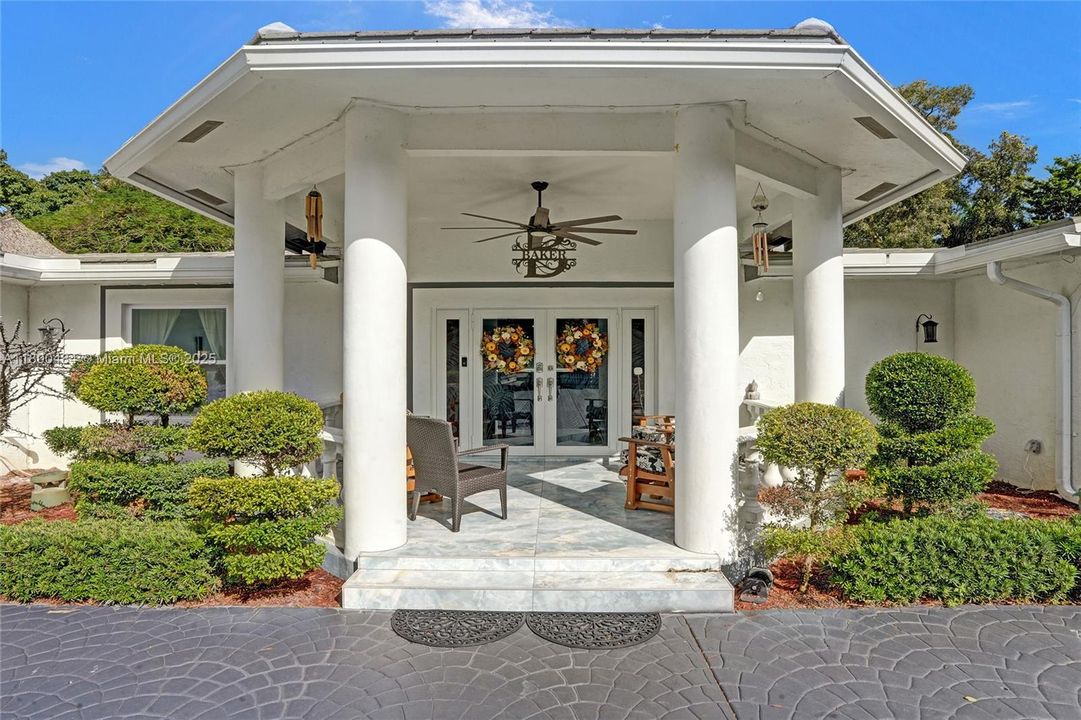 合同活跃: $1,600,000 (5 贝兹, 3 浴室, 4128 平方英尺)