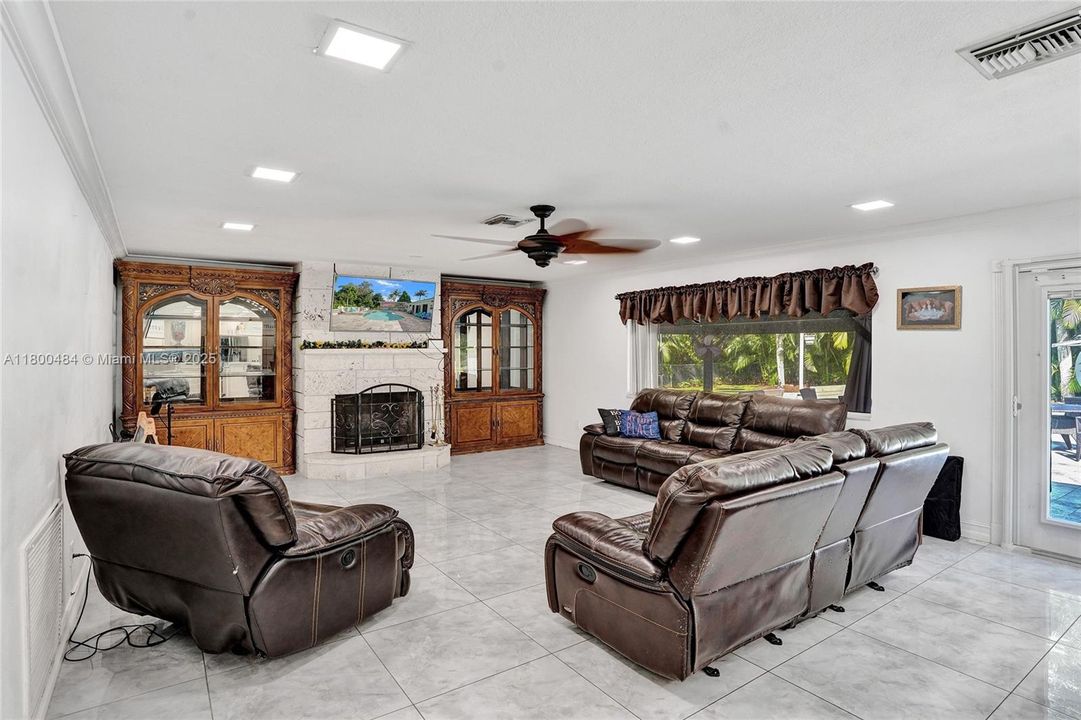 合同活跃: $1,600,000 (5 贝兹, 3 浴室, 4128 平方英尺)