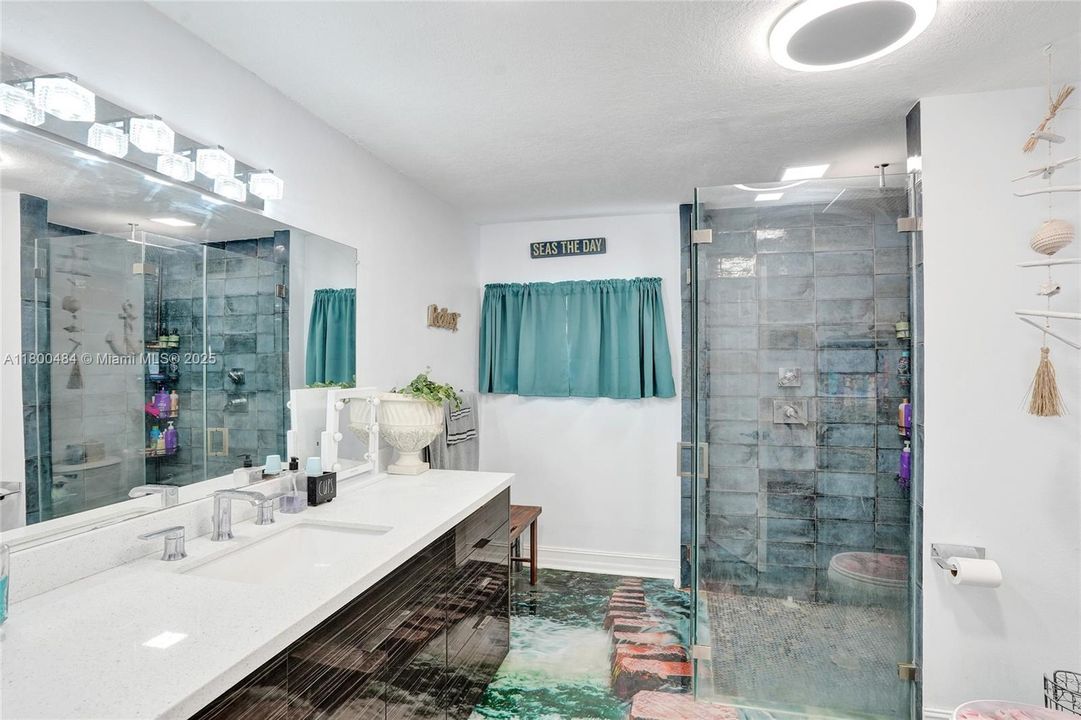 合同活跃: $1,600,000 (5 贝兹, 3 浴室, 4128 平方英尺)