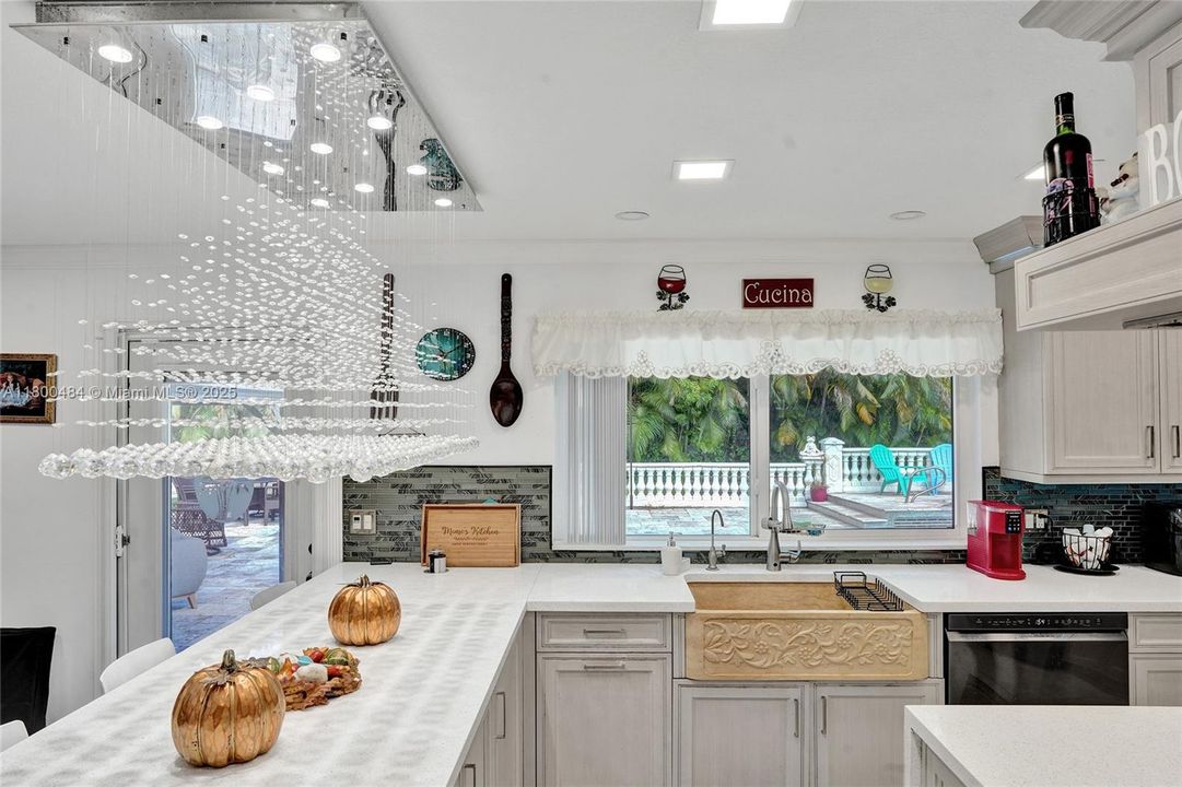 合同活跃: $1,600,000 (5 贝兹, 3 浴室, 4128 平方英尺)