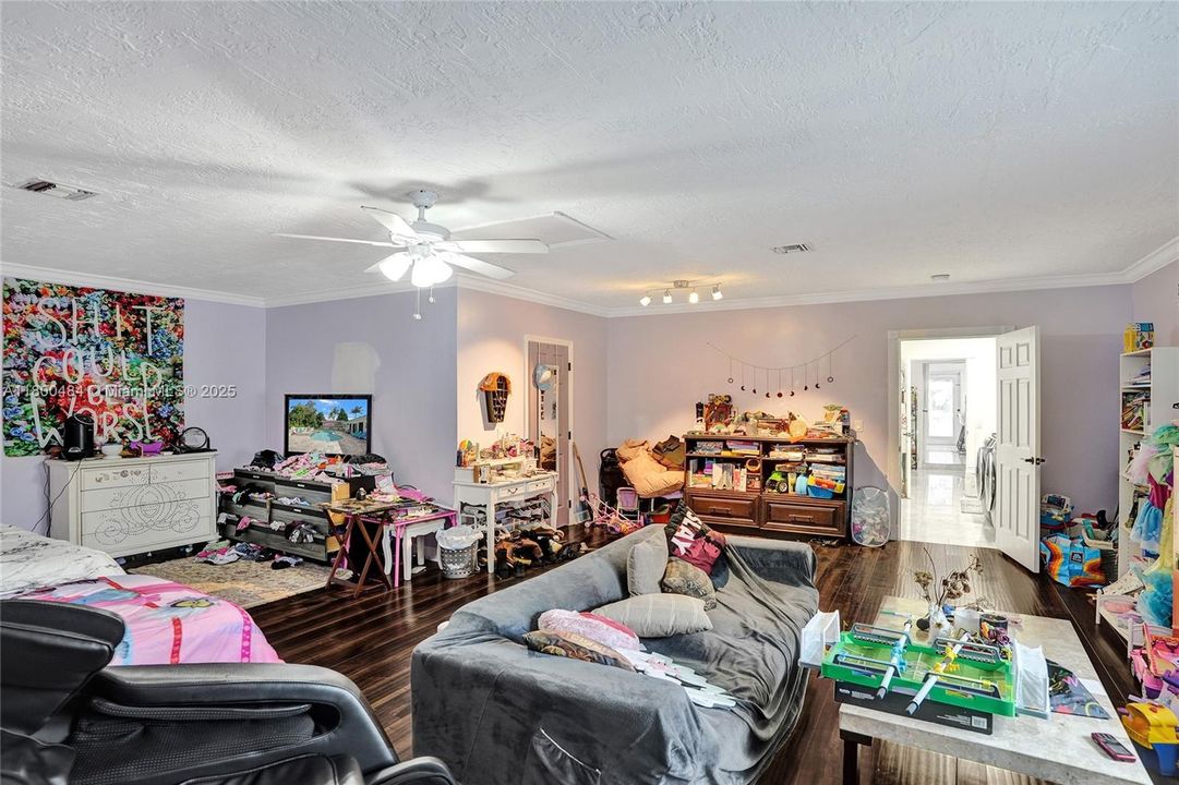 合同活跃: $1,600,000 (5 贝兹, 3 浴室, 4128 平方英尺)