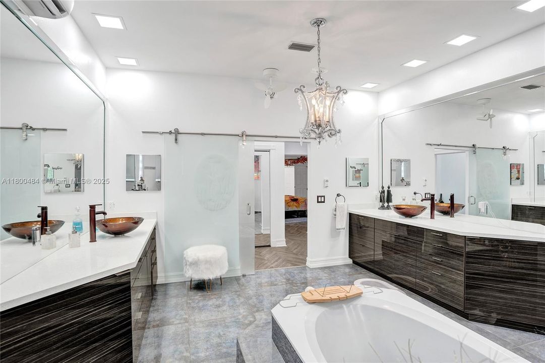 合同活跃: $1,600,000 (5 贝兹, 3 浴室, 4128 平方英尺)