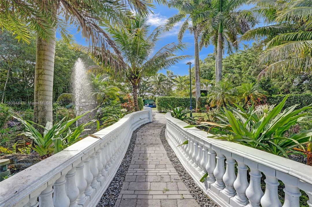 合同活跃: $1,600,000 (5 贝兹, 3 浴室, 4128 平方英尺)