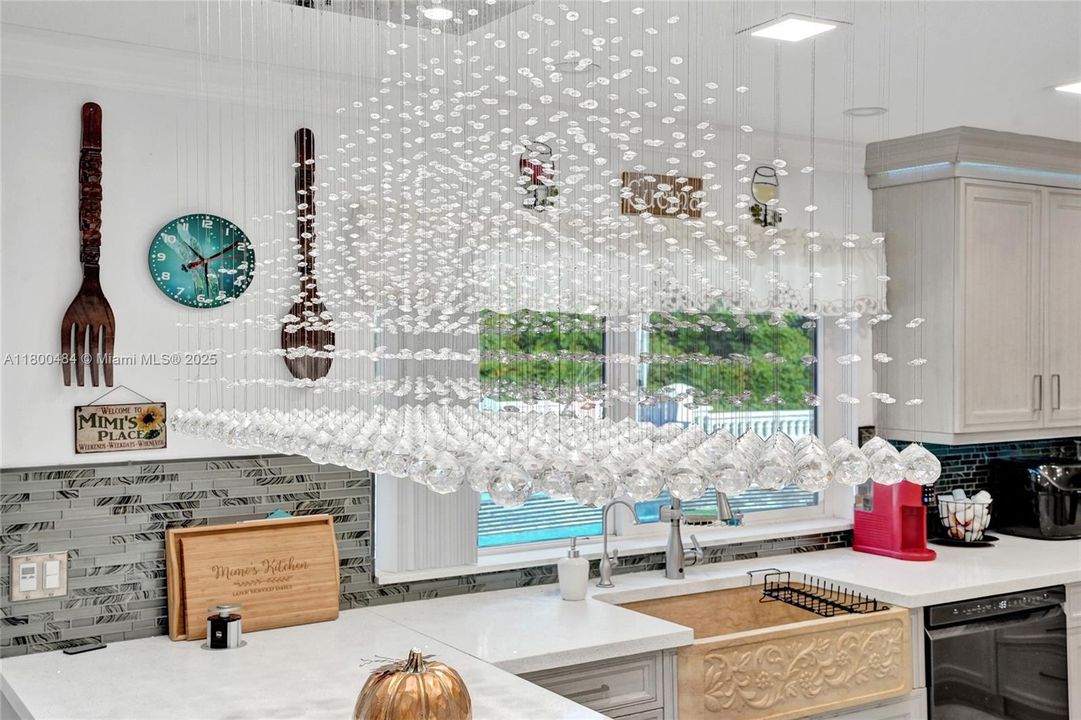 合同活跃: $1,600,000 (5 贝兹, 3 浴室, 4128 平方英尺)