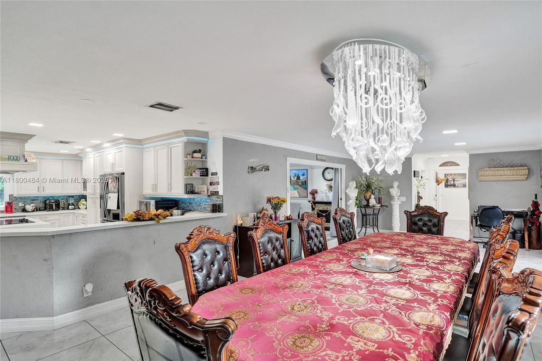 合同活跃: $1,600,000 (5 贝兹, 3 浴室, 4128 平方英尺)