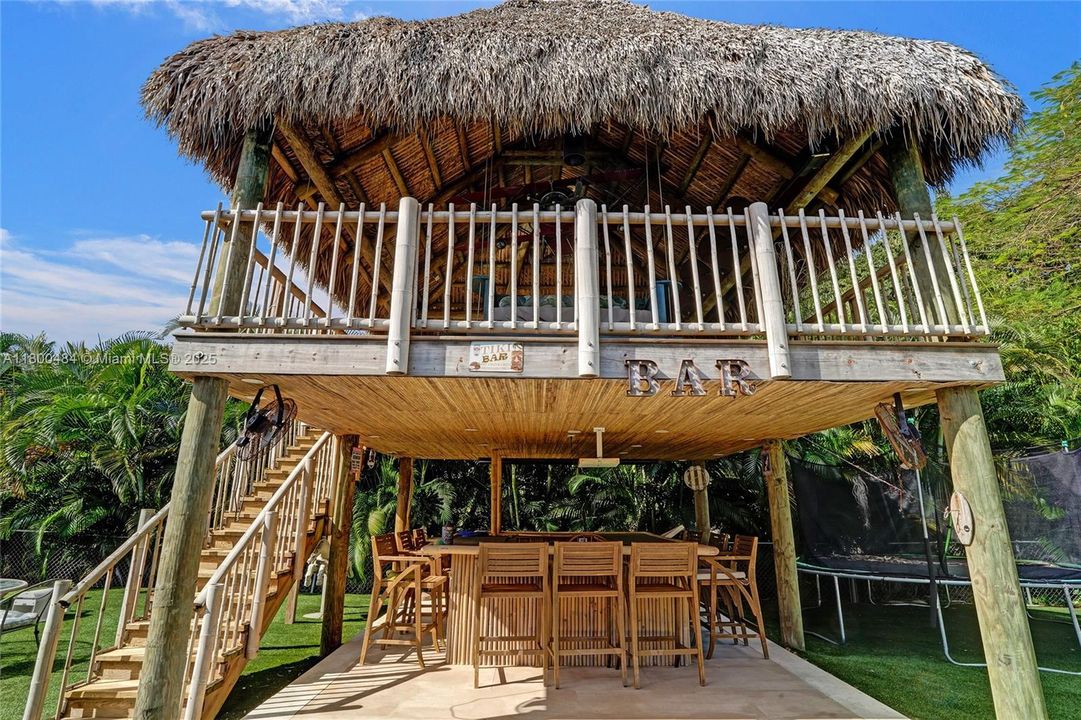 合同活跃: $1,600,000 (5 贝兹, 3 浴室, 4128 平方英尺)