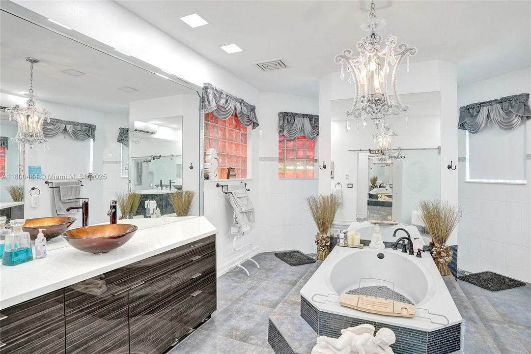 合同活跃: $1,600,000 (5 贝兹, 3 浴室, 4128 平方英尺)