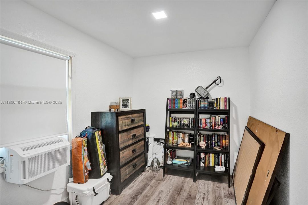 合同活跃: $1,600,000 (5 贝兹, 3 浴室, 4128 平方英尺)