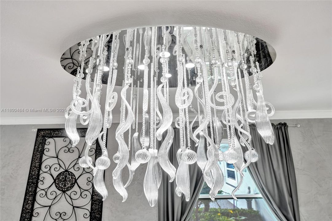 合同活跃: $1,600,000 (5 贝兹, 3 浴室, 4128 平方英尺)