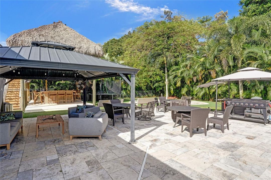 合同活跃: $1,600,000 (5 贝兹, 3 浴室, 4128 平方英尺)