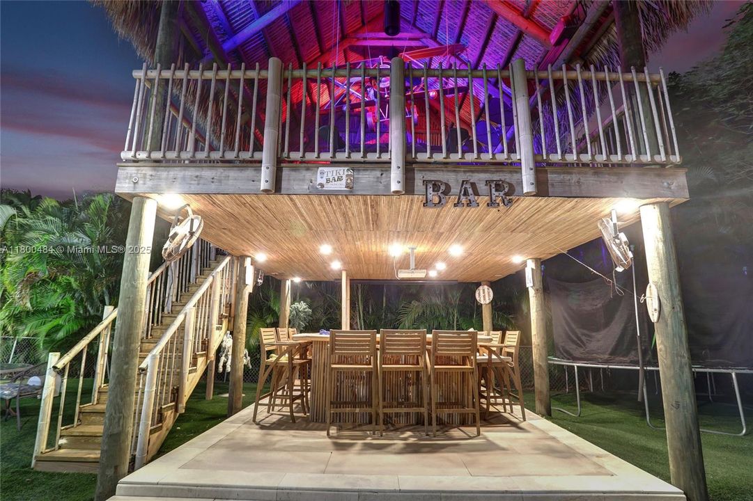 合同活跃: $1,600,000 (5 贝兹, 3 浴室, 4128 平方英尺)