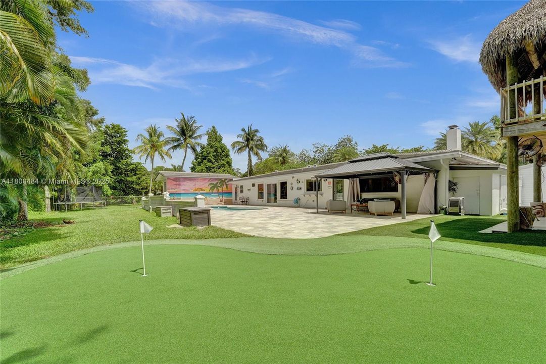 合同活跃: $1,600,000 (5 贝兹, 3 浴室, 4128 平方英尺)