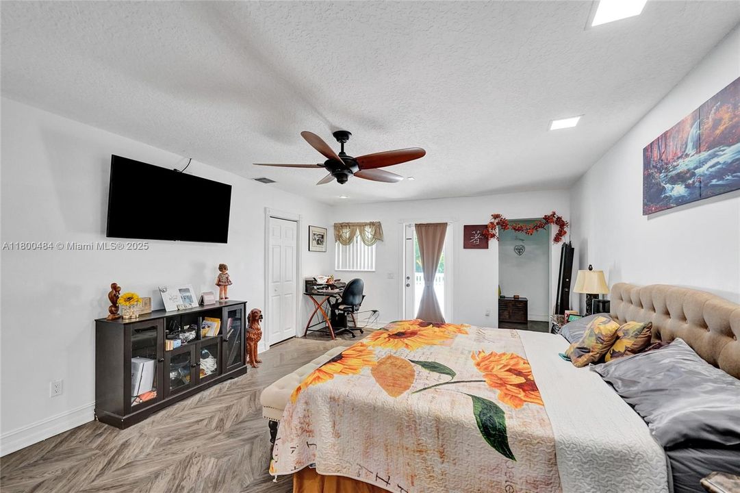 合同活跃: $1,600,000 (5 贝兹, 3 浴室, 4128 平方英尺)