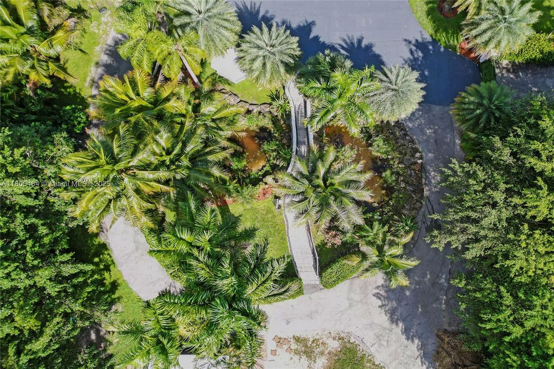 合同活跃: $1,600,000 (5 贝兹, 3 浴室, 4128 平方英尺)