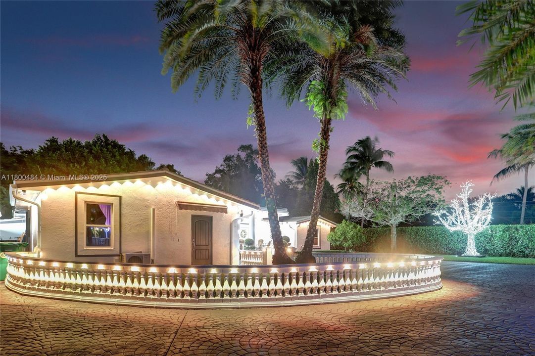 合同活跃: $1,600,000 (5 贝兹, 3 浴室, 4128 平方英尺)