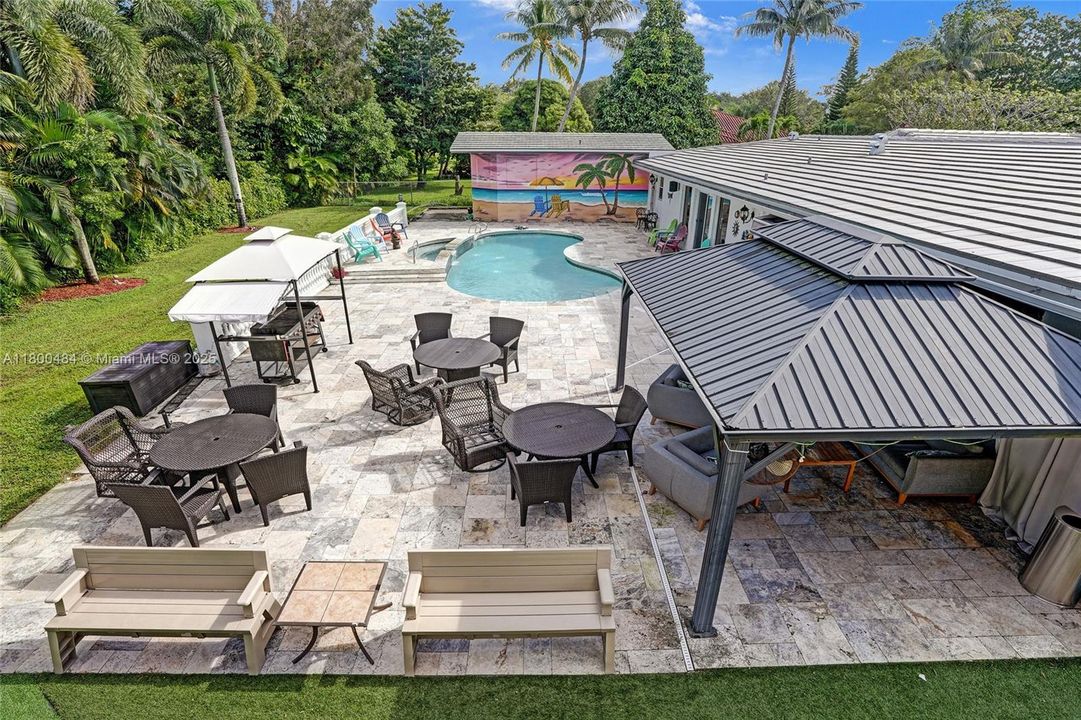 合同活跃: $1,600,000 (5 贝兹, 3 浴室, 4128 平方英尺)