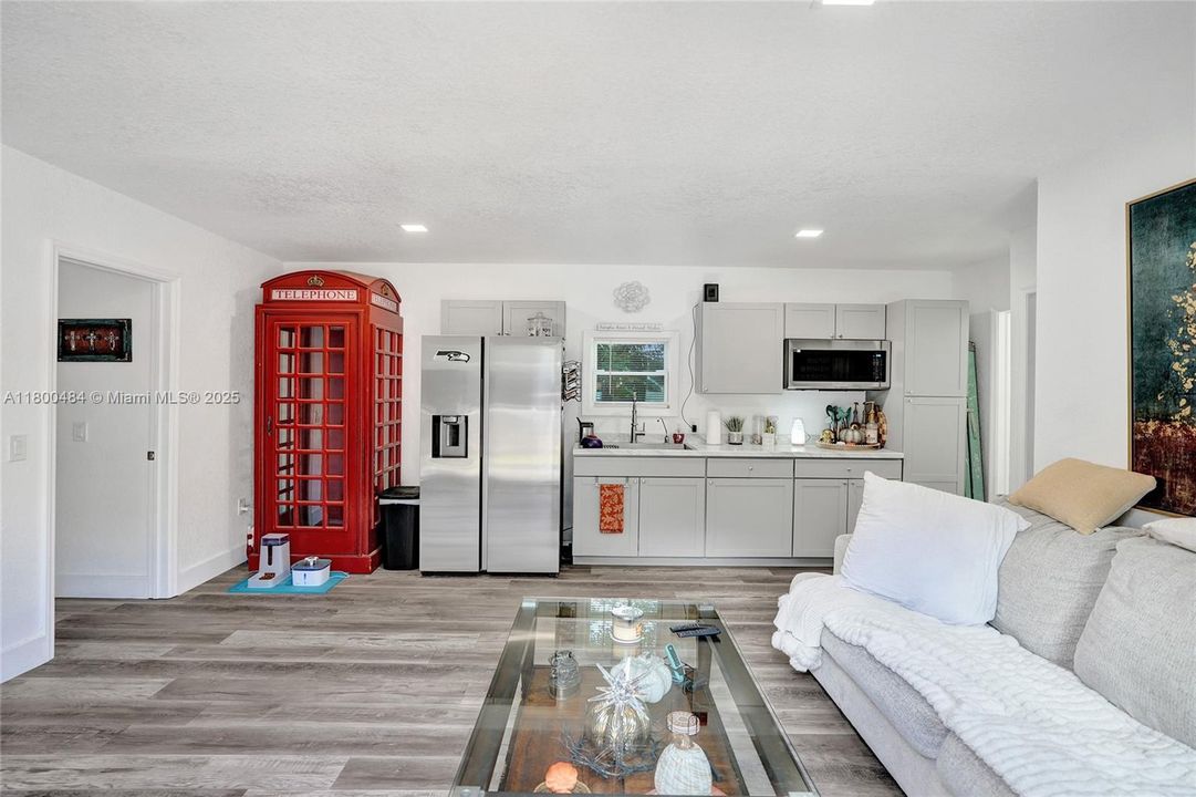 合同活跃: $1,600,000 (5 贝兹, 3 浴室, 4128 平方英尺)