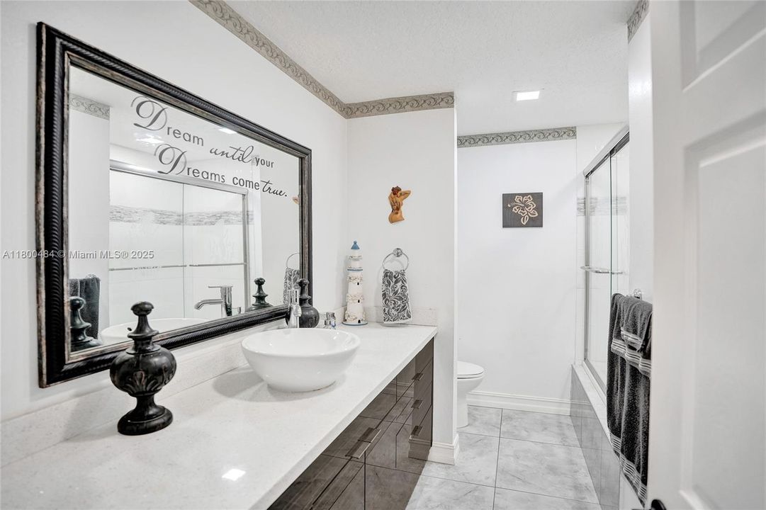 合同活跃: $1,600,000 (5 贝兹, 3 浴室, 4128 平方英尺)