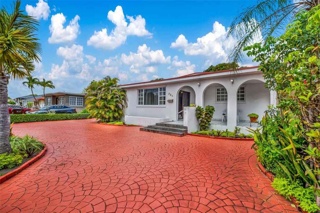 Vendido Recientemente: $579,999 (3 camas, 2 baños, 1546 Pies cuadrados)